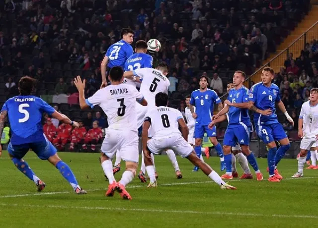 Hậu vệ Di Lorenzo lập cú đúp